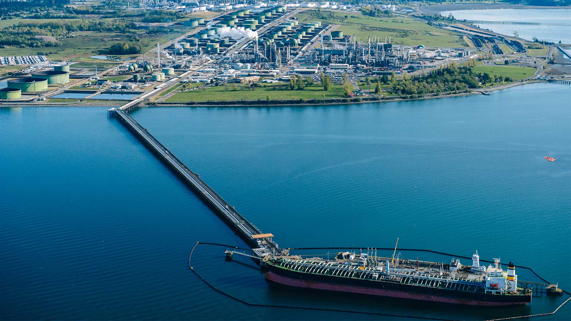 high-angle-view-of-oil-transfer-between-coastal-oi-BSHZAEE